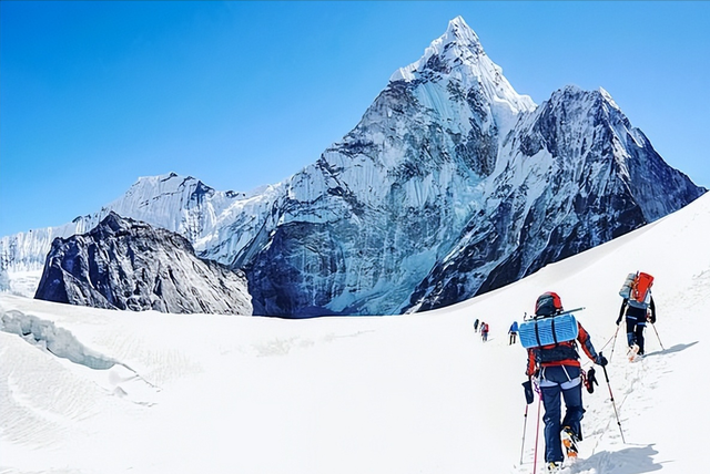 喜马拉雅山谷15人困3天！直升机求援被拒，救援队距营地1.8公里