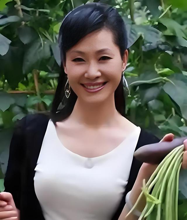 于文华：二婚嫁给未婚小伙，婚后23年未生一子，如今她过得如何？