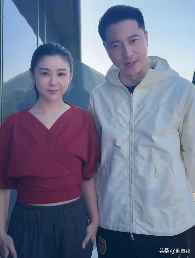 王雷夫妇回大连过七夕！39岁李小萌比老公腿粗，海上划浆板太浪漫