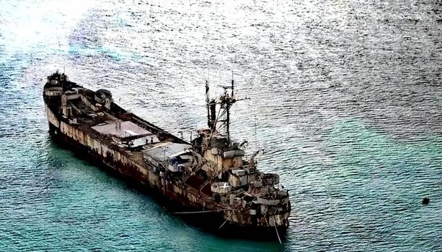 趴在中国仁爱礁9000多天的菲律宾军舰，如今已经再也拖不走了！