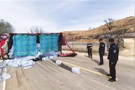 货车拐弯侧翻 娄烦公安米峪镇派出所民警及时救援图片