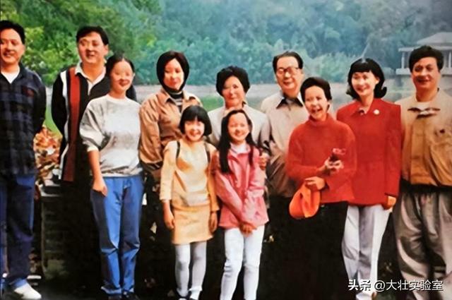 李鹏总理儿媳罕见留影，五官端正长相大气，爷爷功勋卓著比肩元帅