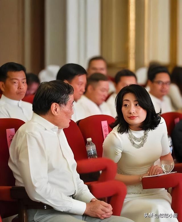 宗馥莉毕业即入职，同为二代，福耀玻璃曹晖，为什么熬30年才接班