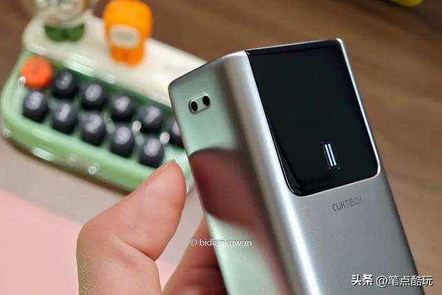 完蛋了，我被充电宝包围了！酷态科10号超级电能棒Mini对比实测