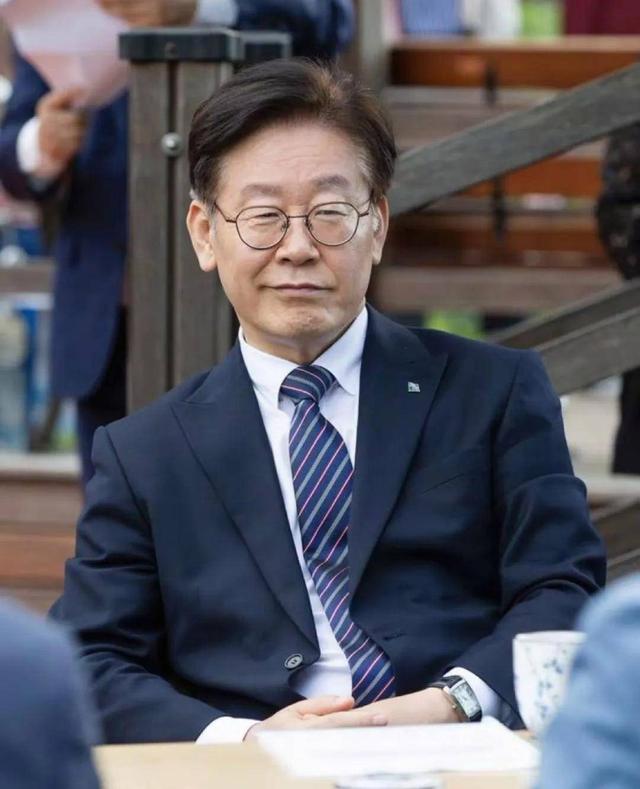 反华潮来袭，李在明像变了个人，韩国两极分化，前总统或病死狱中