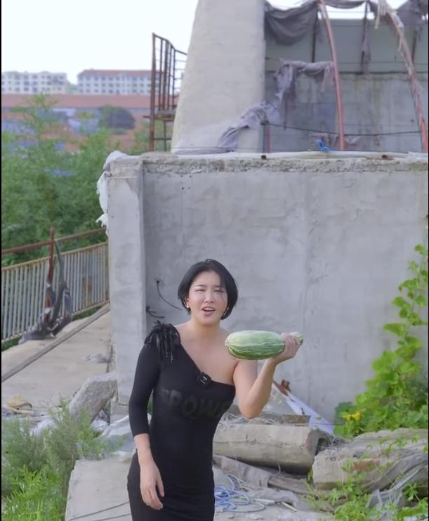 42岁香港三级片女星，下嫁山东农村，曾不雅照满天飞，现官宣怀孕