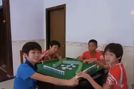全红婵邀请儿时好友去果园玩耍，与运动员弟弟同框，网友：不简单图片
