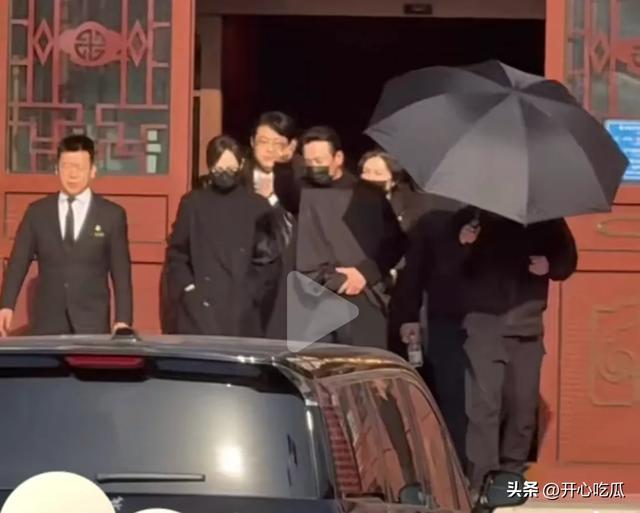 唐嫣和罗晋同框聊天	，两人穿一样的黑大衣，带老家亲戚去饭店吃饭