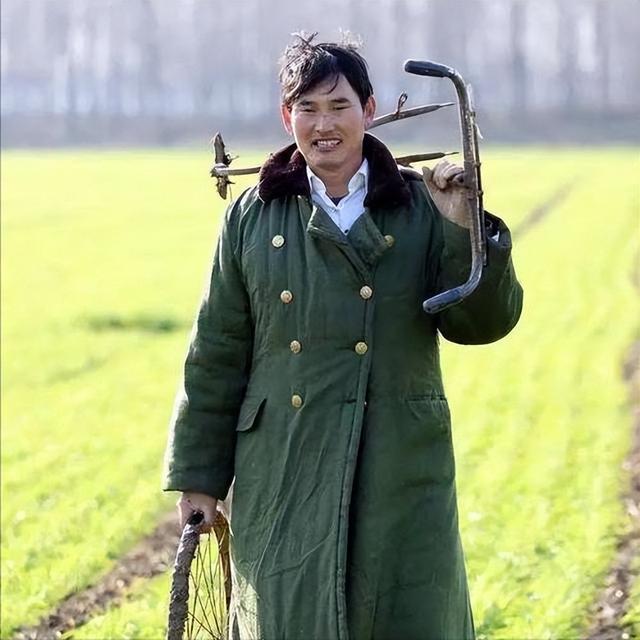 “大衣哥”被网暴案判了，女子剪辑数百条侮辱视频，下场大快人心