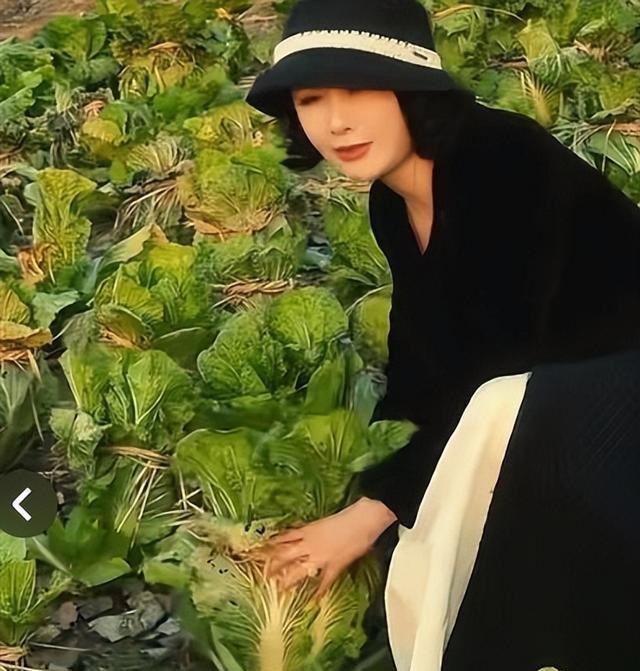 程莉莎陪郭晓东回村，和婆婆住破旧老房吃地瓜，穿3万元大衣喊冷