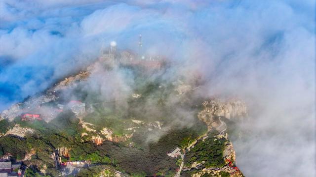 秋雨之后，泰山之巅云海翻涌似仙境
