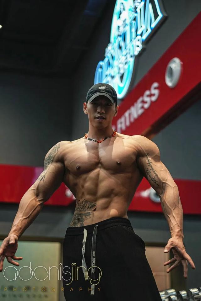 身高187的健身肌肉男网红，野外写真秀身材颜值，简直绝绝子