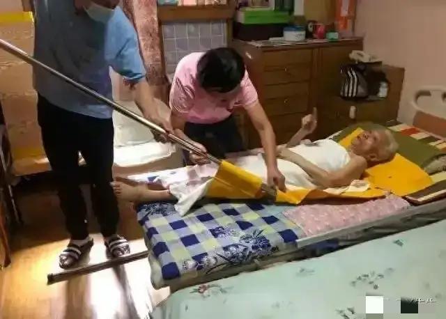 陕西女子专为老人提供服务，500元一次，常抱怨：身上全是烂疮