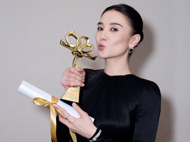 成龙因病去世	、赵本山灵堂、宋佳知三当三	，现在的造谣越来越离谱