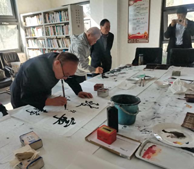 重阳佳节将来临 创作墨宝送老人
