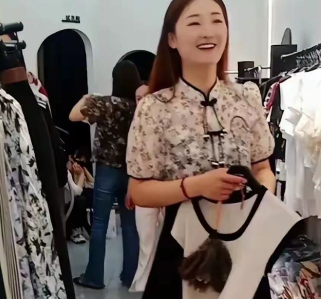 大衣哥案终于判了，全网大快人心，但有一人怕是肠子都要悔青了