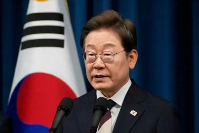 美国彻底不装了？特朗普威胁韩国：不制裁中国就加税！李在明陷入两难，他会同意吗？