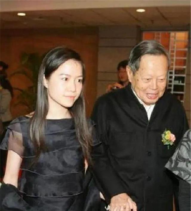 事实证明，嫁给大54岁杨振宁的“糊涂人”翁帆，才是真正的赢家