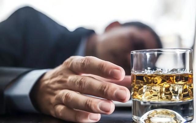 在人体实验中发现:酒喝得越多,脑容量越会变小,人就会越笨?