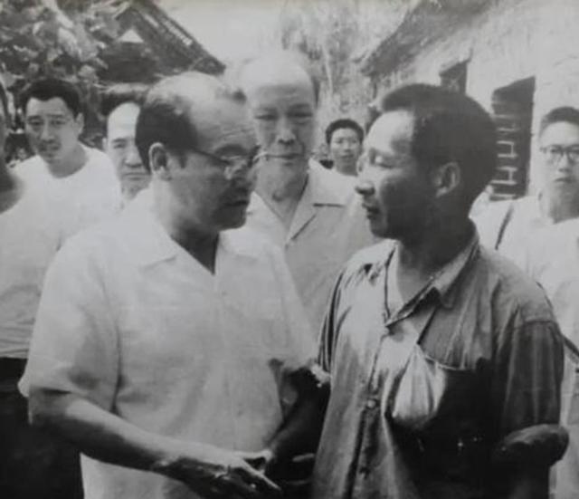 他曾是毛主席选定的接班人之一，犯下一个错误，1980年主动辞职