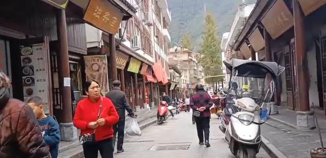 陕西安康小县城，地广人稀县城只有两万人，风景秀丽好有烟火气