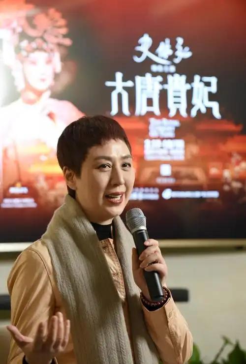 离婚18年才发现，身价上亿住四合院的李成儒，真的配不上史依弘