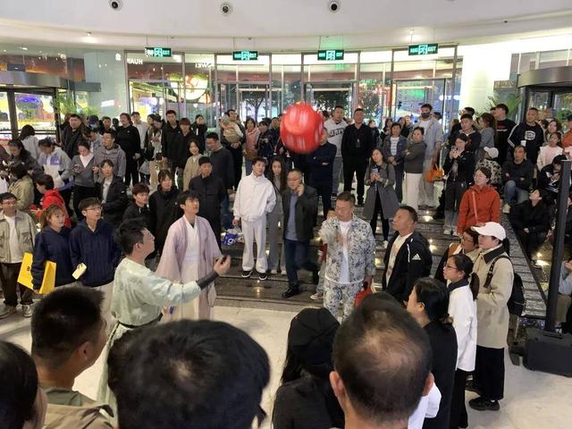 逛市集、看演出、登高祈福……昨天这里超热闹