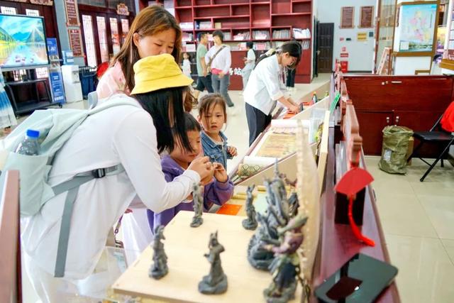 大理以 “文”迎客热度高