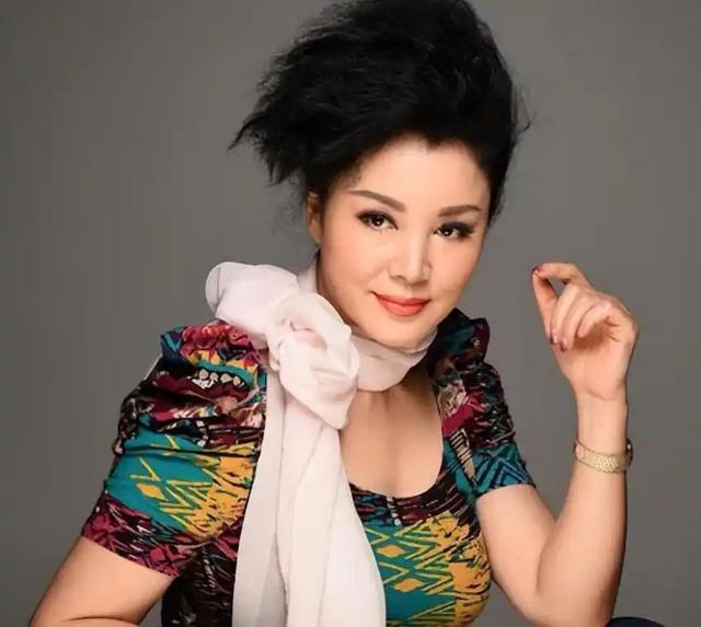 19岁嫁给富豪，20岁离婚携子净身出户，单亲40年如今儿子为她争光