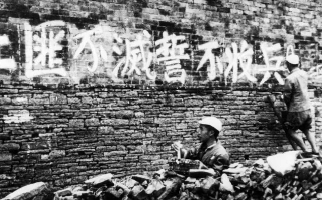 1950年，5000土匪包围解放军，匪首听错哨兵一个字，我军化险为夷