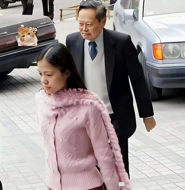 杨振宁走后1个月，翁帆搬离别墅	，穿帆布鞋吃食堂，带走34箱东西