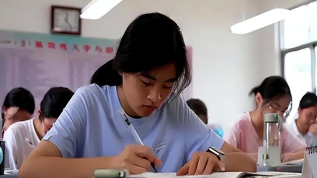 刷屏全网的姑娘，收到军校录取通知书！