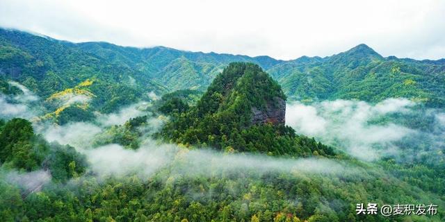 【东方微笑 多彩麦积】摄影师看麦积 | 秋日麦积山云雾缭绕 色彩斑斓