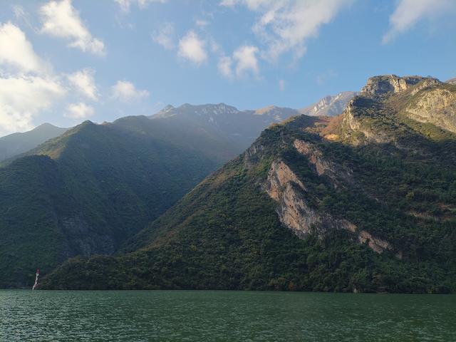鄂渝行第四天（上）：小红船换小白船，从巫山到巴东