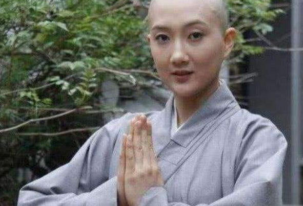 揭秘尼姑庵真相：表面佛门实则妓院，穿黑丝戴假发，香客人来人往