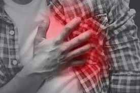 中老年人胸口偶尔疼，是冠心病吗？如何自我判断？图片