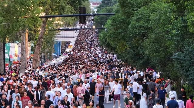 巡游、市集、演艺……这个周末的长春新民大街沉浸在欢乐海洋中
