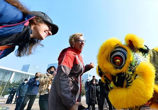 大批德国游客涌入山东，打着旅游的“名义”，大口喝青岛啤酒