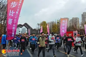 新疆媒体人徒步庆祝记者节图片