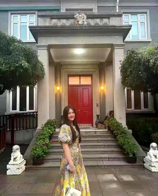 李湘在平台晒自家北京小院，大到让网友以为是景区，真的太有钱了