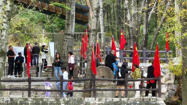国庆假期第三天 车河社区与桃花山风景区人气持续攀升