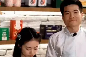 有情况？面对舞姿婀娜的小贝，董宇辉眼里全是温柔！网友:开窍了图片