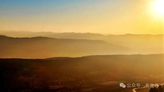 【图观陇西·新视角】陇西：晨雾披金 古城醒在暖光里