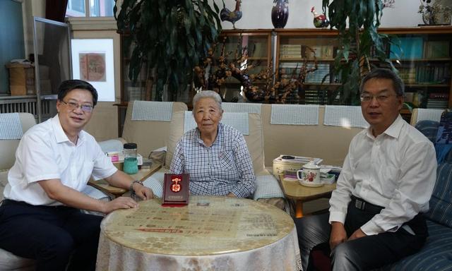 她15岁入党，18岁和主席结婚，如今92岁仍健在，却几乎不出来露面