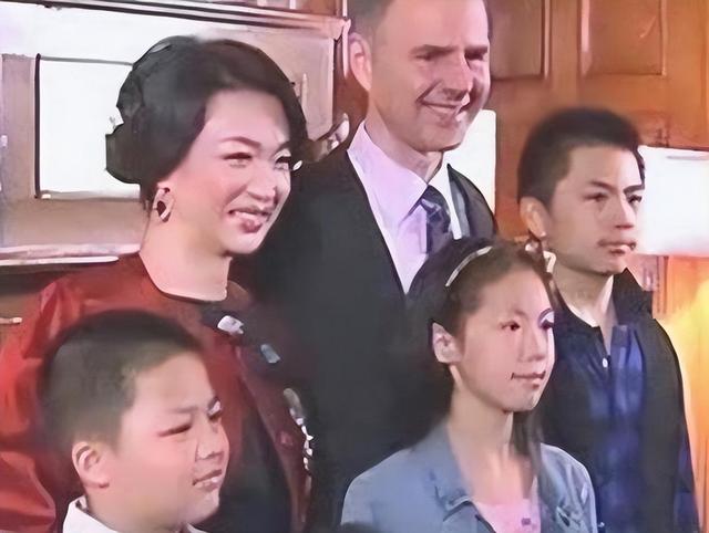 57岁金星定居法国，身材发福满脸褶子连胸都小了，越来越像男人