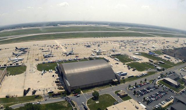 美国“空军一号”基地现可疑包裹，多人因含“白色粉末	”包裹住院