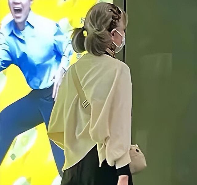 又被北京“地铁奶奶”惊艳到！白发不染，不穿老年装，美得太高级