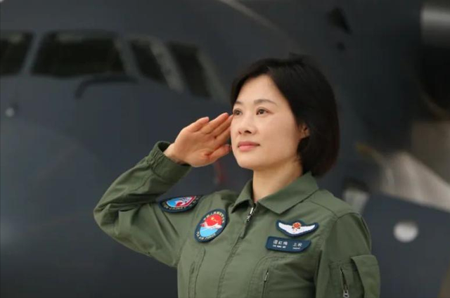 阅兵女机长身份曝光，私生活被揭露，付出牺牲，丈夫身份引关注。