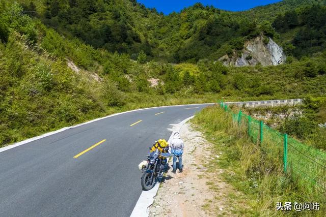 在秦岭最美跑山公路101省道，发现很多当地摩友喜欢倒头就睡