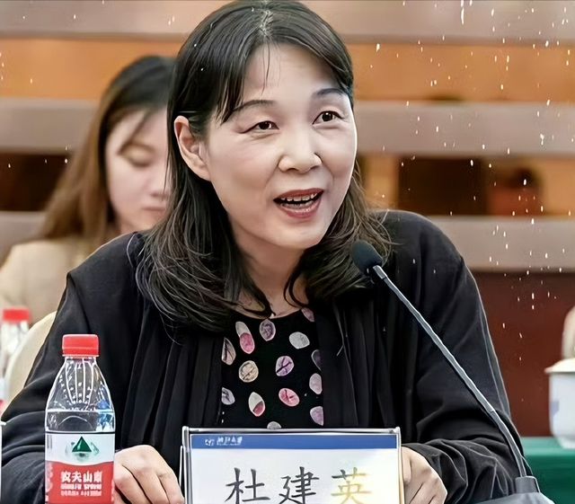 杜建英彻底输了！宗馥莉正面“回击”，仅3句话，撕碎她的真面目